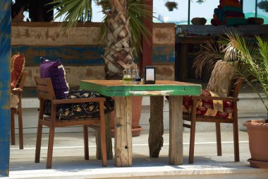 açık bir kafe masaları