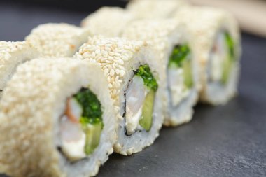 suşi balık avokado peynir