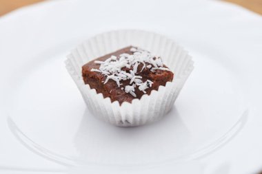 Hindistan cevizi ile çikolatalı kek