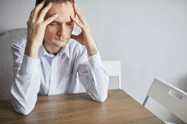 Empresario en una mesa en pensamiento — Foto de Stock