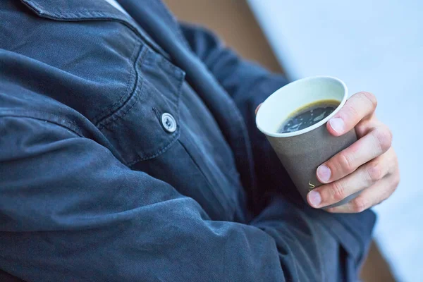 Homem segurando xícara de café — Fotografia de Stock