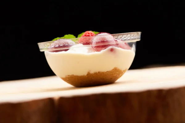 Десерт с виноградом и клубникой — стоковое фото