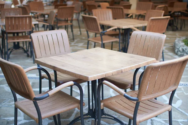 Столи у відкритому кафе — стокове фото