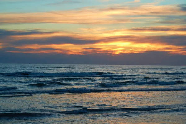 Pôr do sol sobre o mar Báltico — Fotografia de Stock