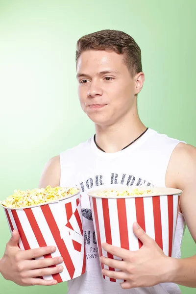 Mladý muž s popcorn — Stock fotografie