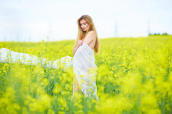 Giovane ragazza sulla natura — Foto Stock