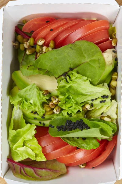 Вегетаріанська страва в картонній коробці — стокове фото