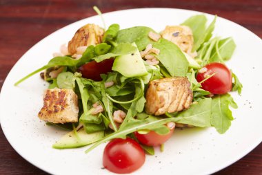 lezzetli balık salatası