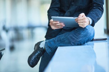 işadamı tablet kullanma