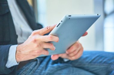 işadamı tablet kullanma