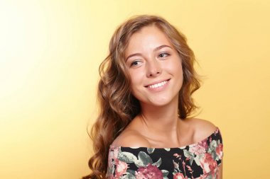 Bir güzel öğrenci kız portresi