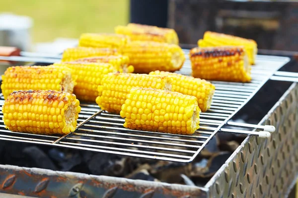 Close up van maïs op de grill — Stockfoto