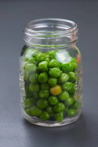 Grüne Erbsen im Glas — Stockfoto