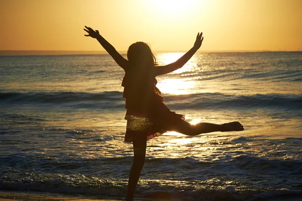 Девушка Играющая Пляже Закате — стоковое фото