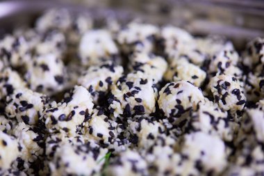 peynir topları susam ile