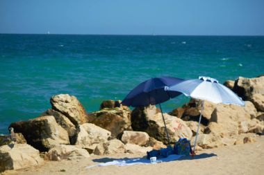 Sahilde iki şemsiye