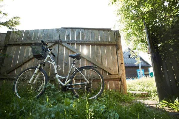 Велосипед у ворот деревни — стоковое фото