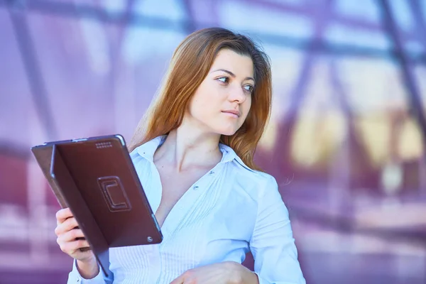 Mulher de negócios com um tablet — Fotografia de Stock