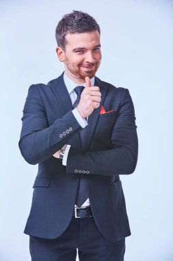 İşadamı baş parmağını gösteriyor