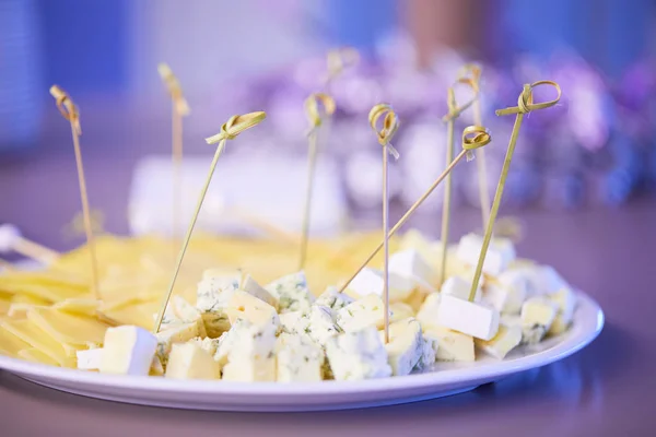 Assortimento di formaggi su un piatto — Foto Stock
