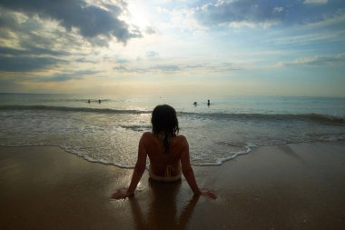 Kız deniz arka kıyısında