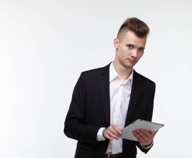 İş adamı kameraya bakıyor 