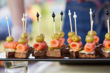 lezzetli aperatif büfesi şiş üzerinde