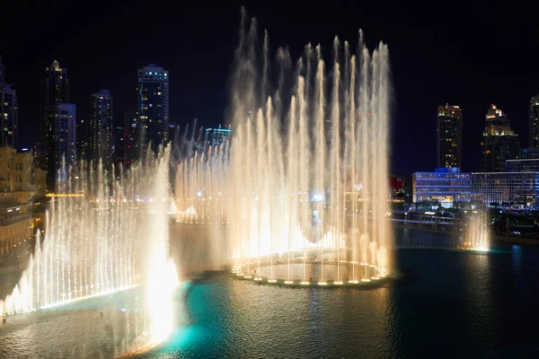 Φωτιζόμενο Φωτεινό Σιντριβάνια Στο Ντουμπάι Βράδυ — Φωτογραφία Αρχείου
