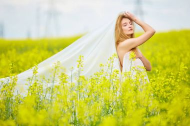 Doğa tecavüz seksi kız