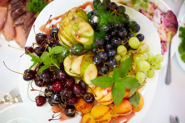 bir plaka üzerinde lezzetli meyve 