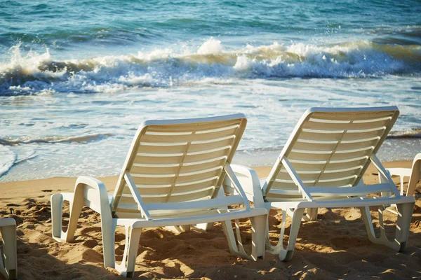 Sahilde boş sandalyeler