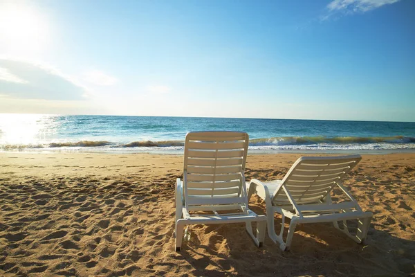 Sahilde boş sandalyeler