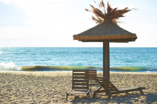 Sahilde boş sandalyeler