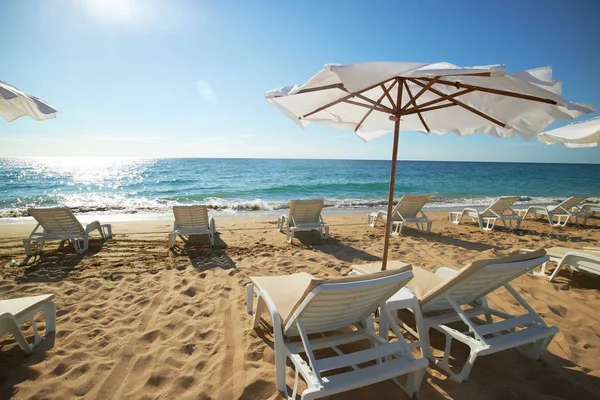 Strand met ligbedden en parasols — Stockfoto