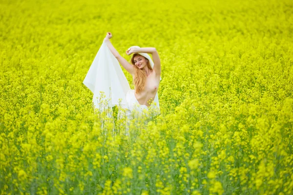 Beyaz kumaş alanında olan çıplak kadın