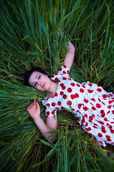 uzun otların arasında yalan parlak elbise esmer