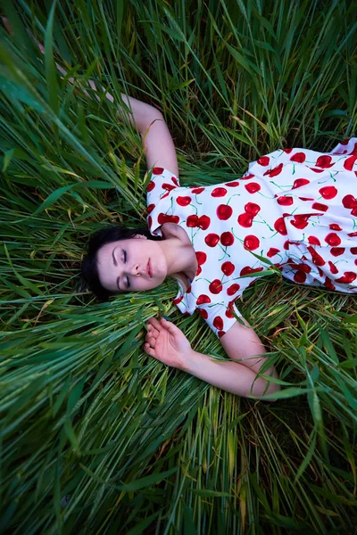 uzun otların arasında yalan parlak elbise esmer