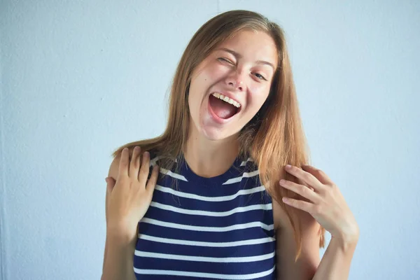 Menina Bonita Sorrindo Fundo Azul — Fotografia de Stock