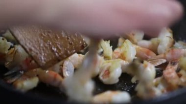 karides bir tavada kızartma