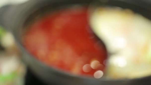 Iki Kırmızı Beyaz Çorbalar Kase Üzerinde Kapat — Stok video