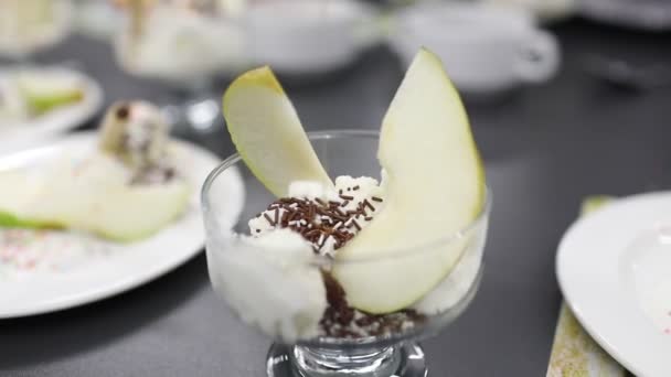 Birne Mit Eis Zum Dessert — Stockvideo