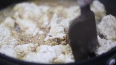 Hardallı bir tavada kızarmış et