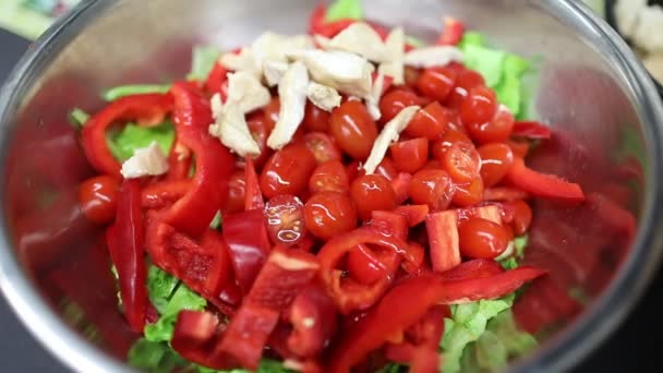 Gemengde Salade Greens Paprika Cherrytomaatjes Kip — Stockvideo