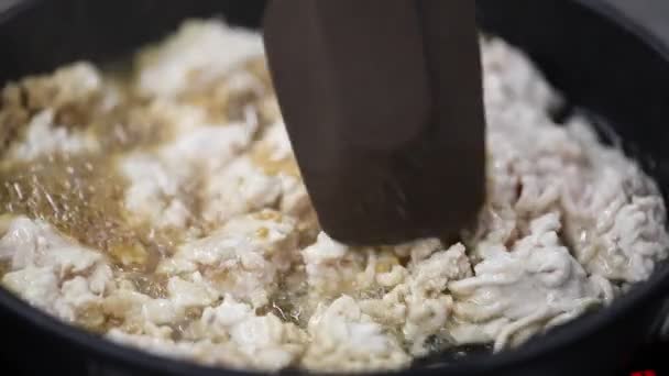 Carne Con Mostaza Frita Una Sartén — Vídeo de stock