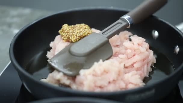 Carne Con Mostaza Frita Una Sartén — Vídeos de Stock