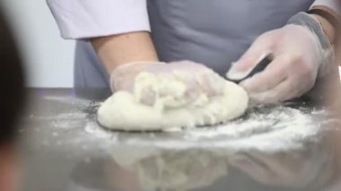 khachapuri için hamur yoğurmak