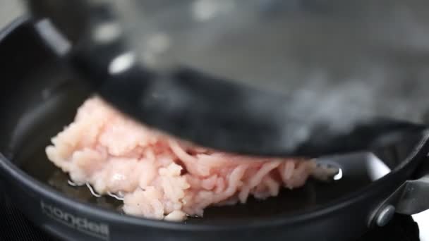 Koch Braten Hackfleisch Auf Zwei Pfannen Der Küche — Stockvideo