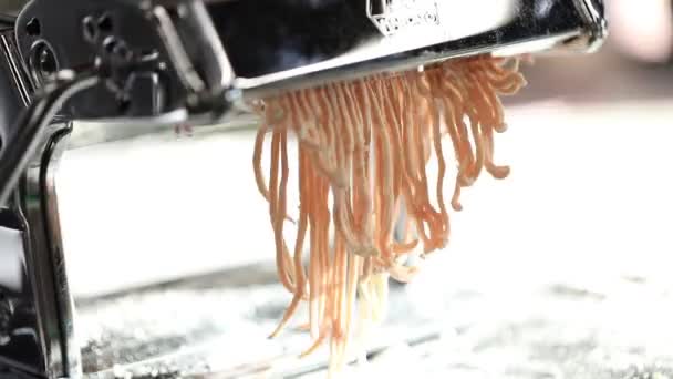 Cuocere Tagliando Pasta Cruda Con Tagliatelle — Video Stock