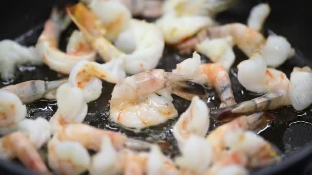 在煎锅里煎虾 — 图库视频影像