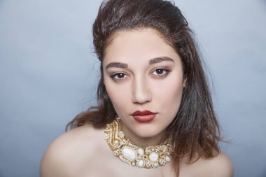 Kolye kamera seyir ile güzel kız